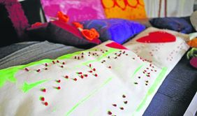 „Ein Herz sieht mehr als zwei Augen“ – Die blinde Textilkünstlerin Anke Dübler besticht mit ihren Kissen mit Blindenschrift.
