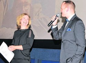 Regisseurin Antje Siegel-Reinhardt und CJD-Gesamtleiter Carsten Schüler bei der Anmoderation der Filmpremiere.