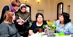 Diana Schulze (links, stehend) freut sich auf viele interessierte Gäste bei den wöchentlichen Ausgaben des Quasselcafés des Christlichen Jugenddorfwerkes Deutschland (CJD) in der Kluhs. (Foto: Fabian Laaß)