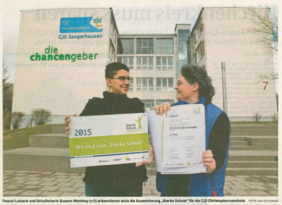 Pascal Lubisch und Schulleiterin Susann Manthey (v.li) präsentieren stolz die Auszeichnung "Starke Schule" für die CJD Christophorusschule (Foto: Maik Schumann) 