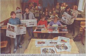 Schüler der Klasse 8b des Christophorusgymnasiums Droyßig gestern mit der aktuellen Ausgabe der Zeitzer MZ (FOTO: Hartmut Krimmer) 